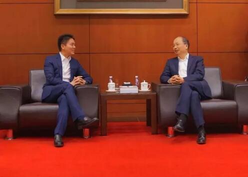 中國(guó)工商銀行董事長(zhǎng)易會(huì)滿和京東集團(tuán)董事局主席兼首席執(zhí)行官劉強(qiáng)東見證了雙方合作協(xié)議的簽署。 